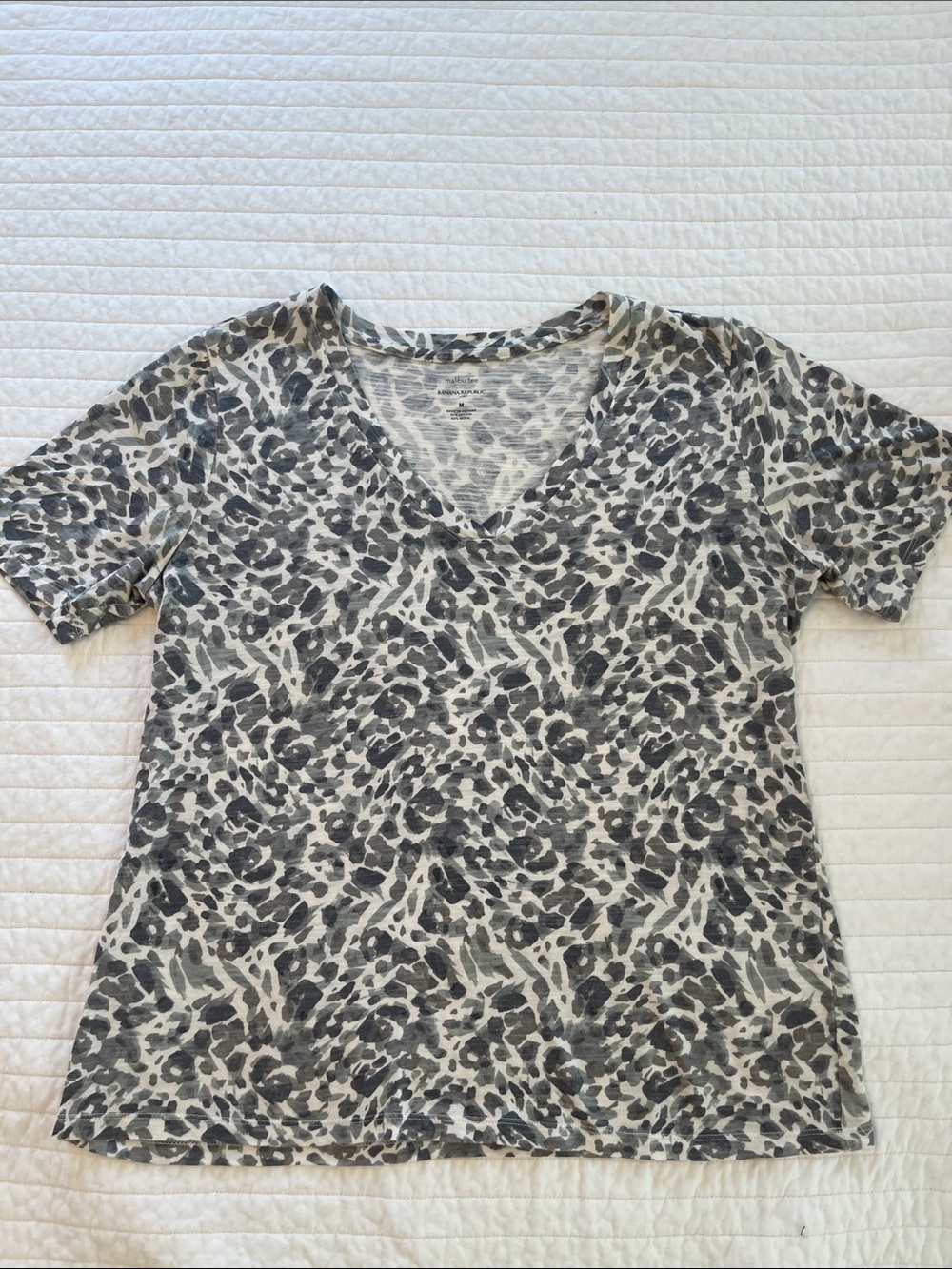 Banana Republic Gray & Cream V-Neck Leopard Print Tee